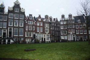 amsterdam-deriere-la-porte-beguinage